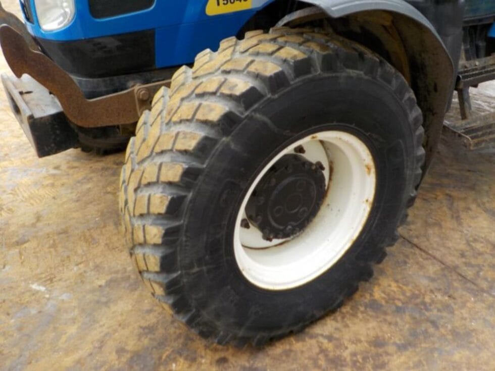 2010 New Holland T5040 - Image 8