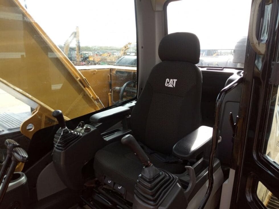 2015 CAT 320DL - Image 10
